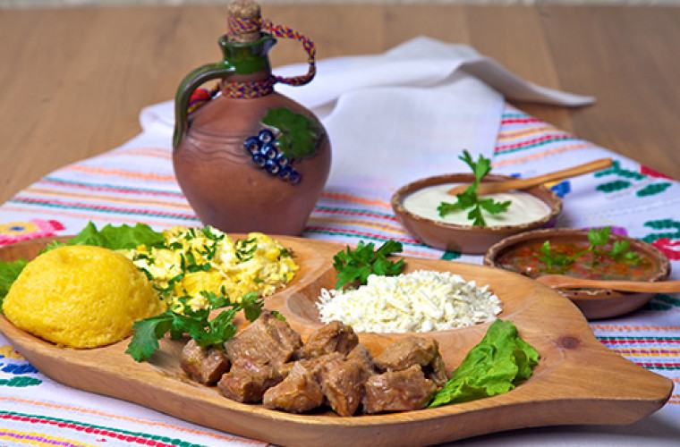 REŢETA ZILEI: Tocană de porc cu mămăligă