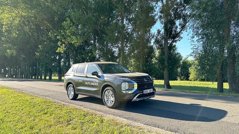 Test drive cu noul Mitsubishi Outlander cu motor de 2,5 litri, cu combustie, fără sistem plug-in hibrid