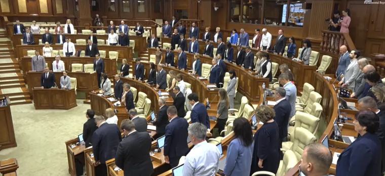 Un minut de reculegere la Parlament, după tragedia de la Măgdăcești: Platforma Femeilor Deputate va organiza audieri publice