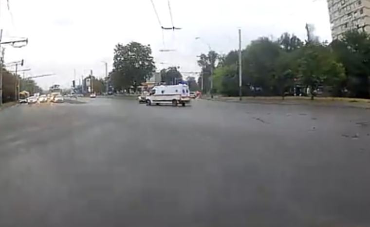 (video) Accidentul de pe bd. Dacia: Momentul în care ambulanța și Kia se lovesc violent în intersecție