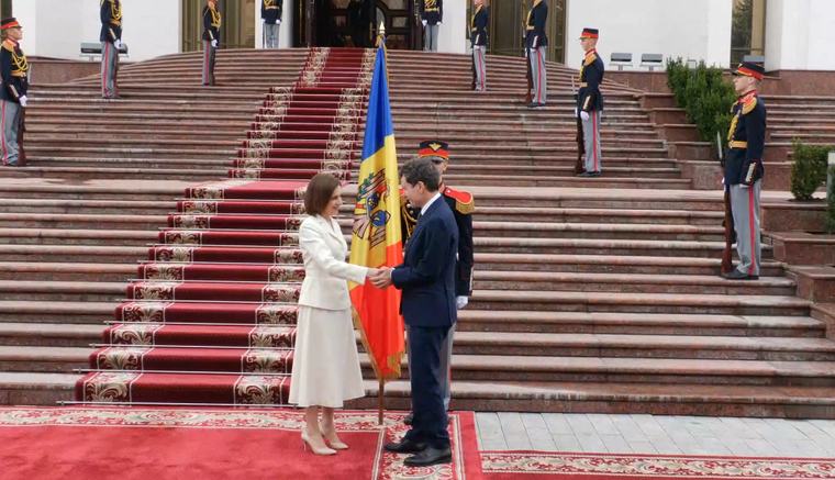(foto/video) Președintele României, întâmpinat de Maia Sandu la Chișinău: Nicușor Dan participă la festivitățile de Ziua Independenței RM