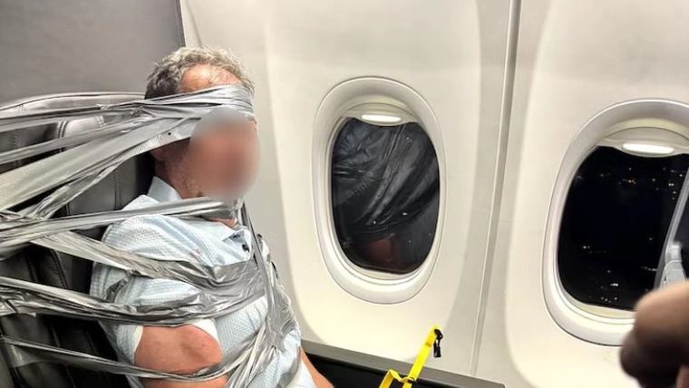 „A lovit pasagerii și a făcut scandal”. Un bărbat a fost legat cu bandă adezivă de scaun, în timpul unui zbor: Avionul a aterizat de urgență - FOTO