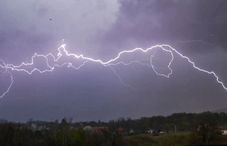 Ploi și descărcări electrice în nordul și centrul țării: Cum va fi vremea sâmbătă, dar și în următoarele zile