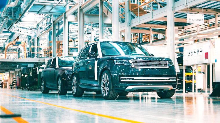 Jaguar Land Rover a anunţat concedierea a mii de angajaţi la doar câteva zile după dezvăluirea lui Range Rover electric, acuzând situaţia gravă cu care se confruntă