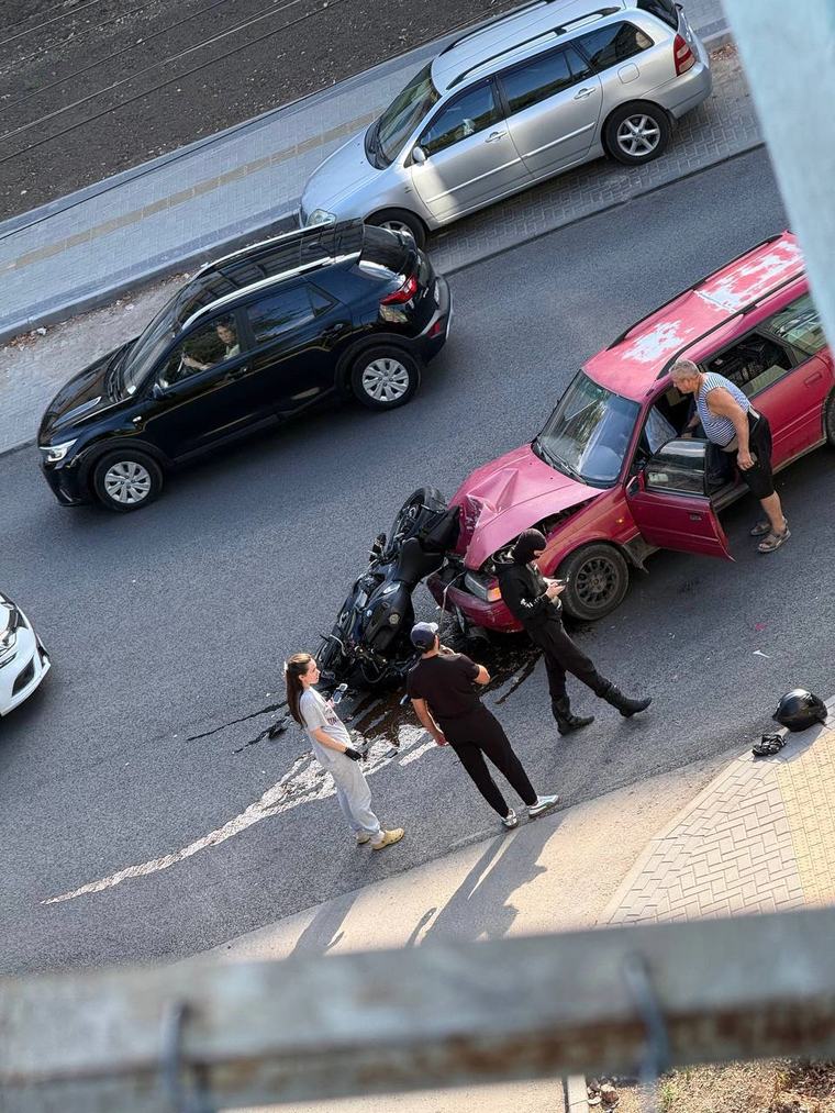 O mașină și o motocicletă, implicate într-un accident pe strada Sarmizegetusa din Chișinău: motociclistul a avut nevoie de îngrijiri medicale – FOTO
