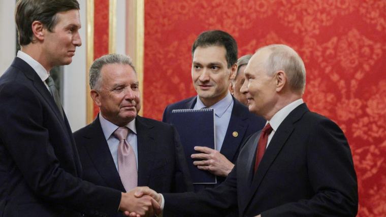 Negocieri pentru pace, la Kremlin. Putin a discutat peste trei ore cu emisarii lui Trump: „Au prezentat o serie de idei privind posibile căi de soluționare”