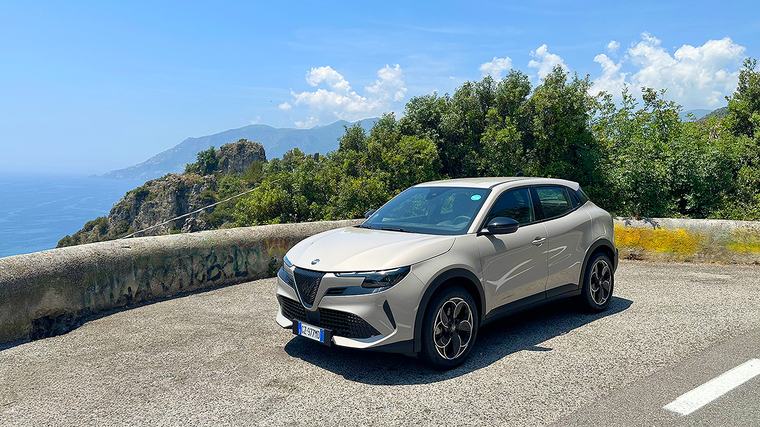 Test drive cu Alfa Romeo Junior electrică, în Italia, pe autostrăzi şi drumurile înguste de coastă