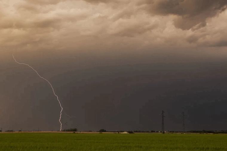 Cod GALBEN de ploi cu descărcări electrice, grindină și vijelii pe întreg teritoriul Republicii Moldova: Când intră în vigoare avertizarea emisă de meteorologi - VIDEO