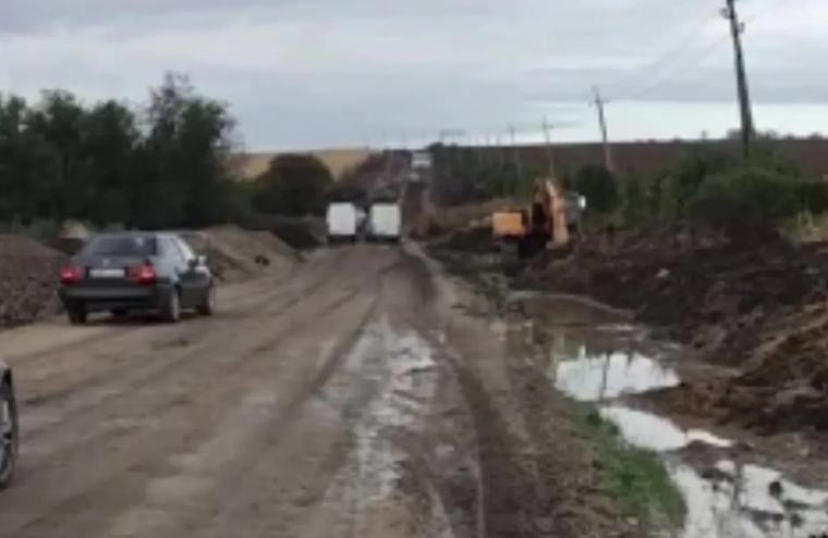 Ploaia a transformat drumul dintre Hîrtop și Ghindești într-un coșmar pentru șoferi: autobuzul școlar cu copii a derapat și a rămas blocat în noroi: „Bătaie de joc” - VIDEO
