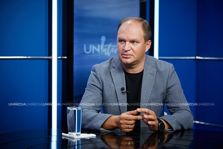 (foto) Ion Ceban, prima apariție în scaun cu rotile, după operația la picioare: „Nimic nu mă poate opri!”
