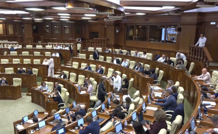 (video) Sesiunea extraordinară a Parlamentului, închisă după replici și dezbateri aprinse: Liberalizarea valutară, modificări la INJ și Codul electoral, printre legile votate