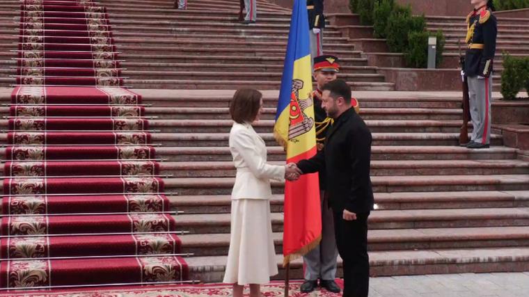 (video) Președintele Zelenski, întâmpinat de Maia Sandu la Chișinău, după parada de Ziua Independenței R. Moldova