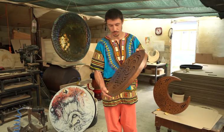 Un meșter din Fălești aduce sunetul oceanului la sute de kilometri de mare: Unul dintre instrumentele din lemn construite manual imită foșnetul valurilor - VIDEO