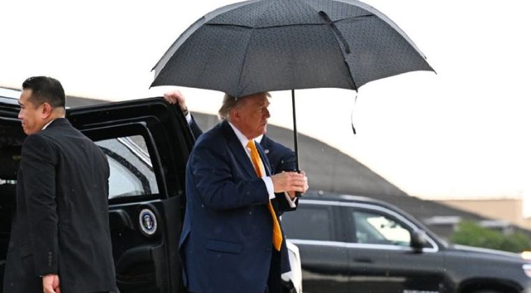 (foto) Imaginile cu Donald Trump coborând din avion s-au viralizat pe internet. Ce s-a întâmplat cu părul președintelui american: „E brunet”