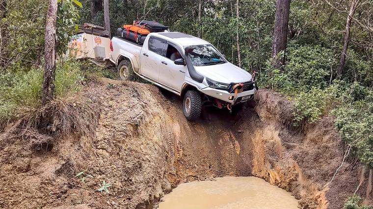 (VIDEO) Un australian cu o Toyota Hilux cu remorcă a reuşit să facă o traversare de offroad care pare să sfideze legile fizicii