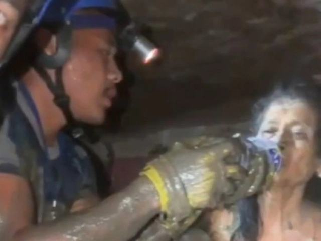 Miracol în Nepal: o femeie de 64 de ani a fost găsită în viață la 10 zile după inundațiile devastatoare. Familia începuse deja ritualul de doliu - VIDEO