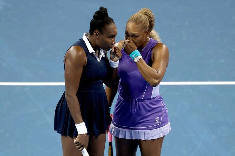 Surorile Williams au revenit împreună la US Open după o pauză de patru ani, dar aventura lor la dublu s-a încheiat chiar în primul tur