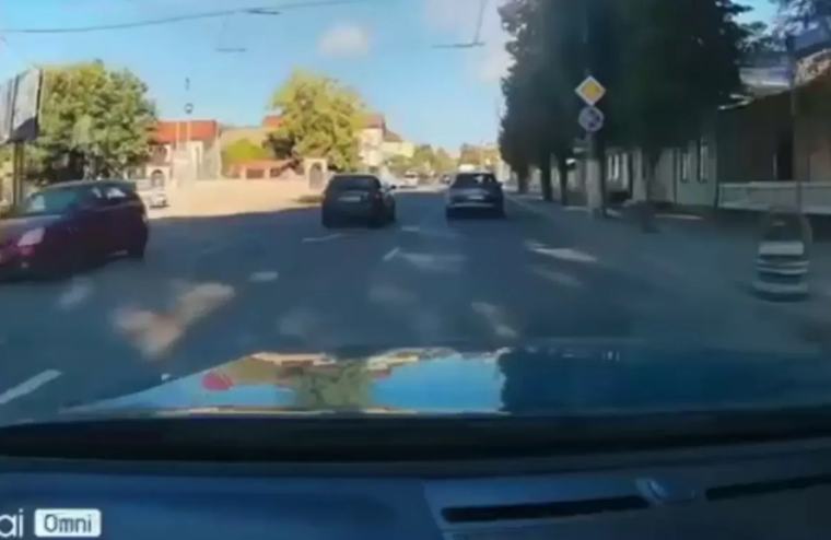 A gonit pe contrasens și a ignorat pietonii aflați pe trecere: șoferul filmat la Bălți, în timp ce încălca mai multe reguli de circulație, ar putea rămâne fără permis - VIDEO