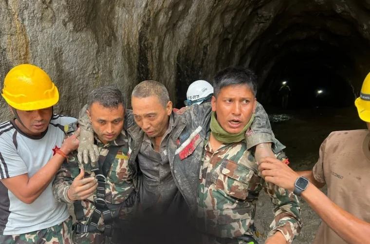 Un cetățean străin, salvat dintr-un tunel după inundațiile din Nepal