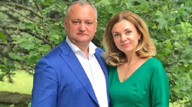 „Mulțumesc pentru dragoste, copiii noștri și pentru toți acești ani minunați.” Igor și Galina Dodon sărbătoresc astăzi nunta de mahon