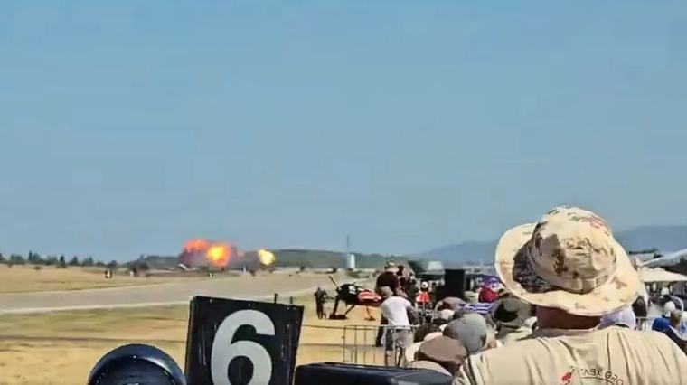Tragedie în timpul unui show aviatic, în Grecia: Un avion militar s-a prăbușit la pământ și a provocat un incendiu. Momentul surprins de spectatori - VIDEO